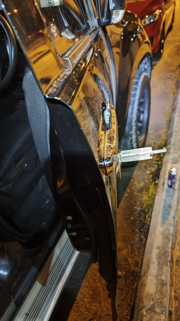 Kerja locksmith pada pintu kenderaan